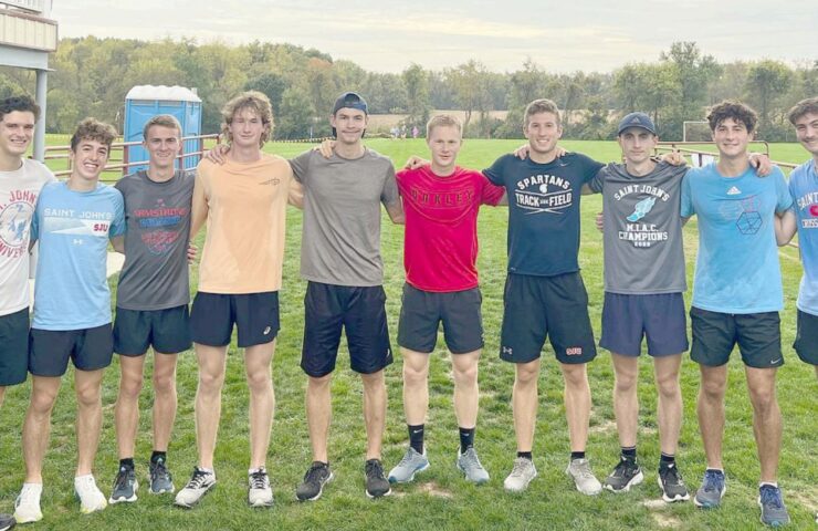 Johnnie cross country runs toward MIAC finish line